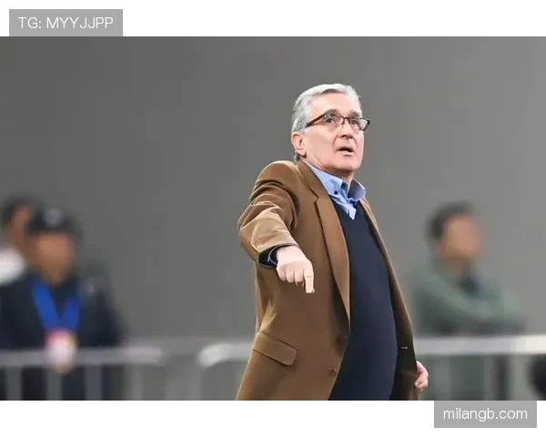 裁判为何有时对犯规视而不见？揭秘足球“有利原则”判罚逻辑